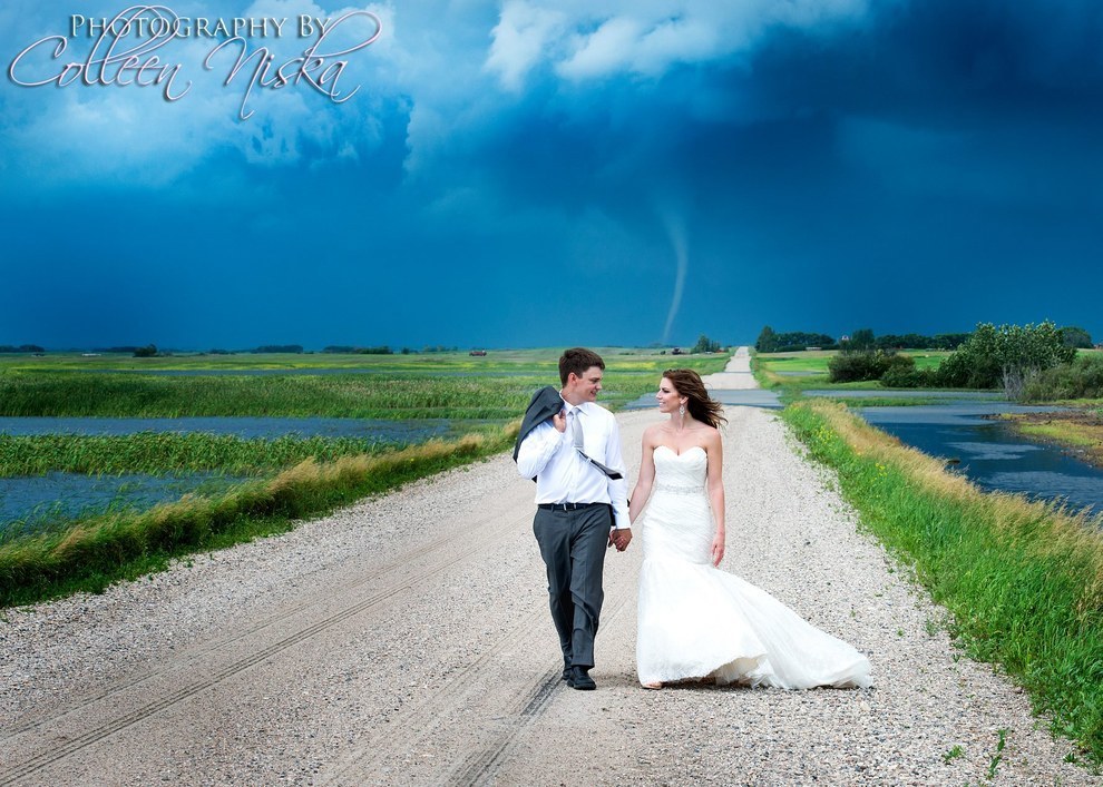 pleatedjeans:  This couple’s wedding photos were photobombed by a tornado how badass