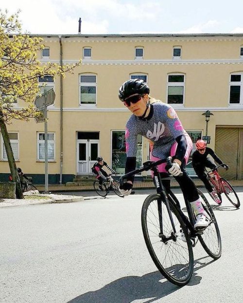 eastlondonfixed: Congrats to Elf Huez* rider Johanna for thrashing it in the Berg Crit today and com