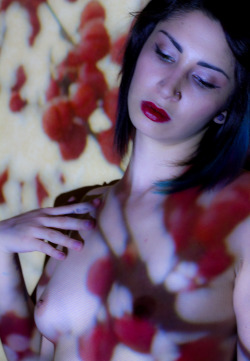 vicariouslens:  Iesha Inamorata in a Providence winter model: iesha-inamorata Projected photo: OneLittleVixen   voll schön