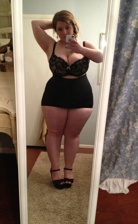 curvy-and-round:  Wanna see more BBW? click on the pic!