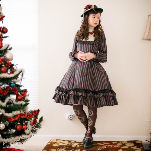 petit-piaf: Christmas at my parents’ place.  I forgot my petticoat and had to buy a quest