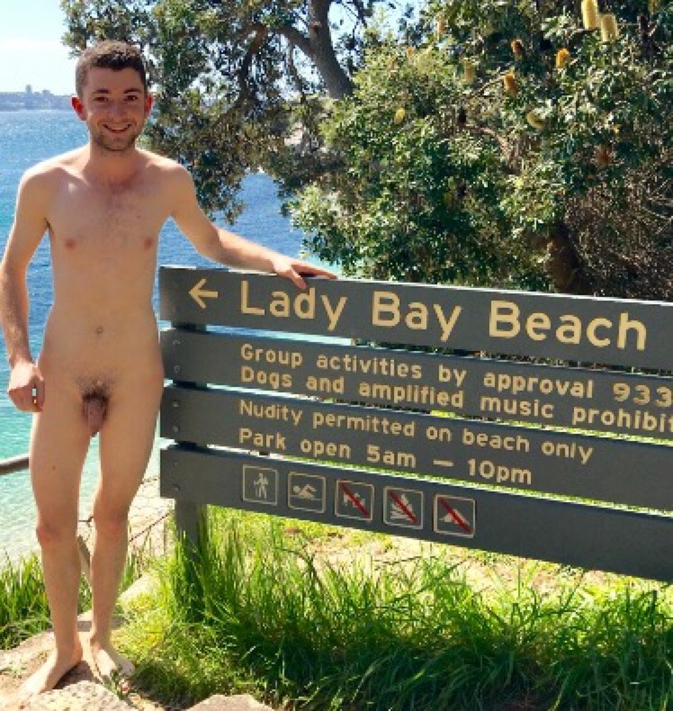 dekanuk:    dekaNuk’s archive of naked exhibitionist men   