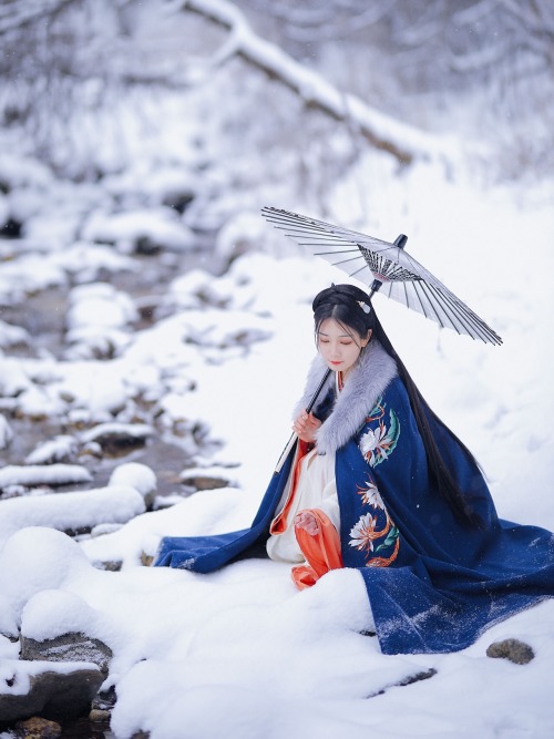 Hanfu Cloak &amp; Awesome Snow Sceneryfrom: 南歌子 GN