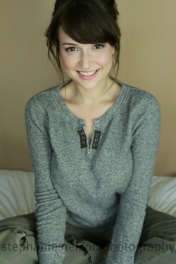 sacar25:  Cute hot and funny Milana Vayntrub