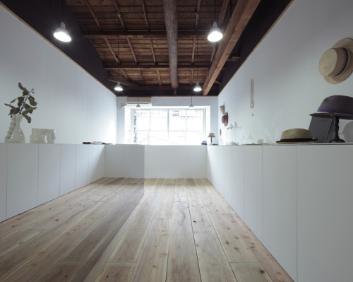 enochliew:  I Find Everything by Makoto Yamaguchi Design The center counter unit is covered with a m