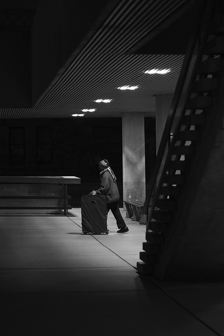 iversuslens:  On my way, Nathan Phillips Square, Toronto, August 2013 © Kennet Schmitz