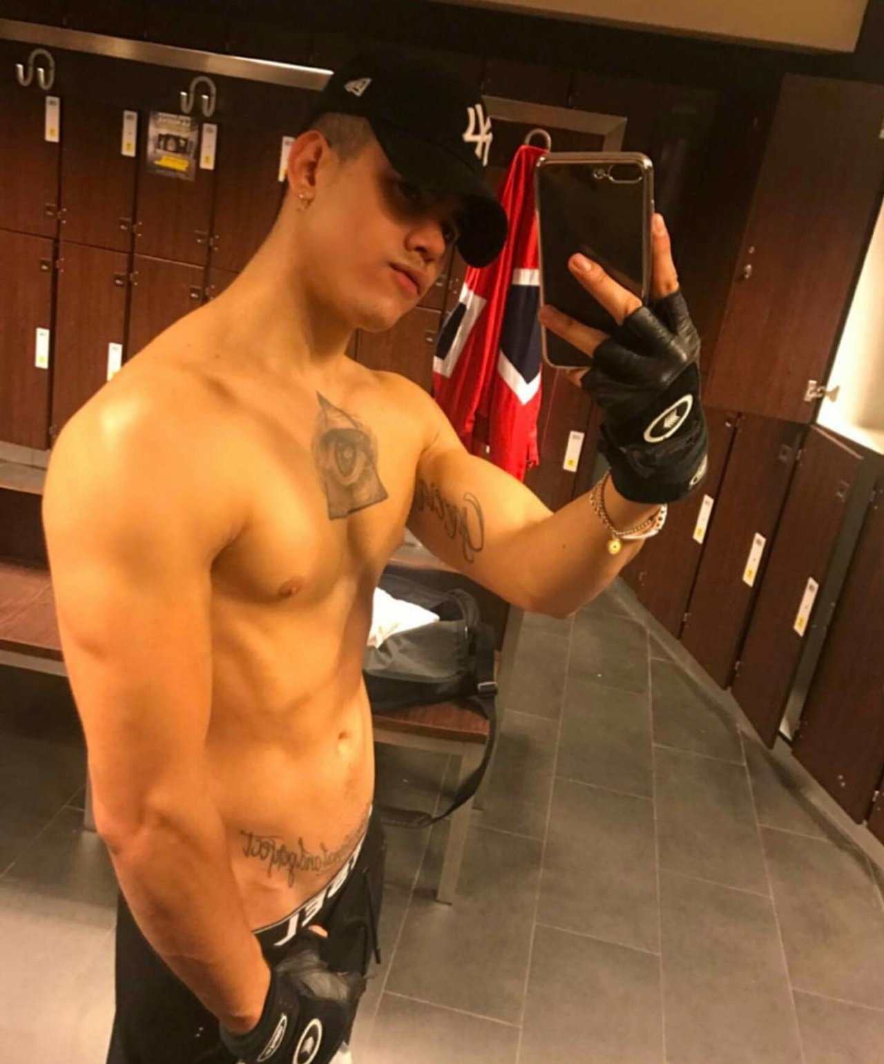 go-pumas:  guyscollector:  Un chacal español, puff 😍😌  Beefcake Lust.