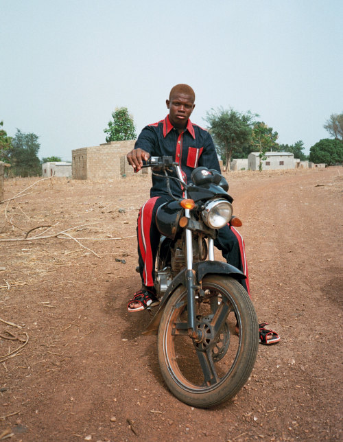 Emmanuel wears the Cotonou set by Wales Bonner. © wä dé captured Burkina Cool Kids.