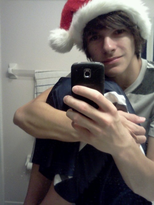 skippyduo:  Hugging my legs, because that’s all I have for Christmas :P