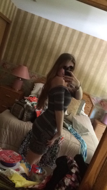 1-800-sugardaddys:  I made it to Seattle and my aunt is letting me try on all of her clothes