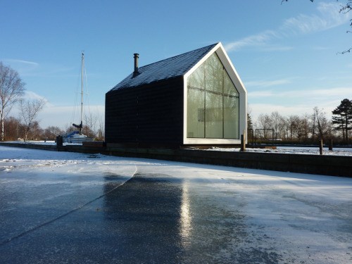 modernizing: Recreational Island House by Rocco Reukema, Remko Remijnse, 2by4-architects. Breukelen,