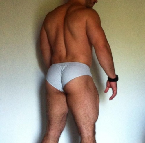 guysbriefs: I love the “man panties” look,bonus for the natural wedgie!