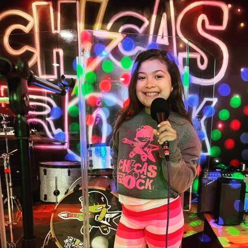 ChicasRock Crop sweatshirts are the coolest. Get yours before they are gone !
—model @viviennealyss
#chicasrockcc #merch #sweatshirt #coolestgirlsintown #vivichica #sherocks (at Chicas Rock Music...