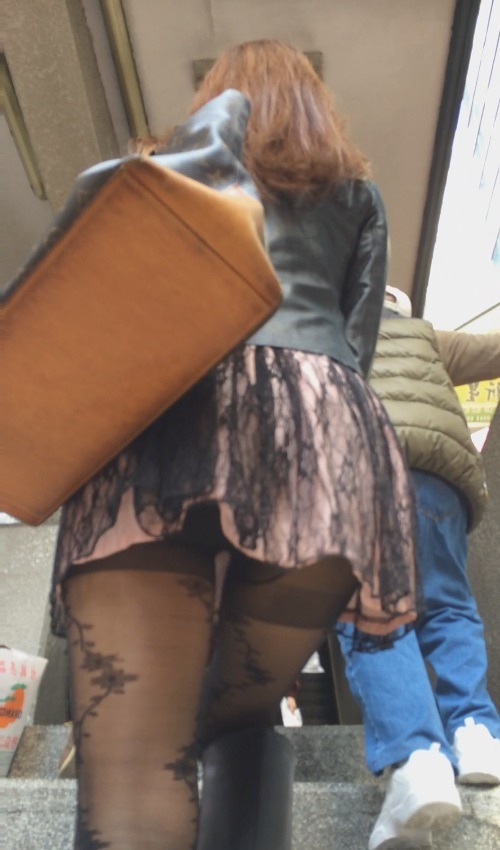 asiavoyeur:  short skirt sexy stockings upskirt 