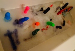 sextoyreviewland:  Bath Time for the non-vibrating!