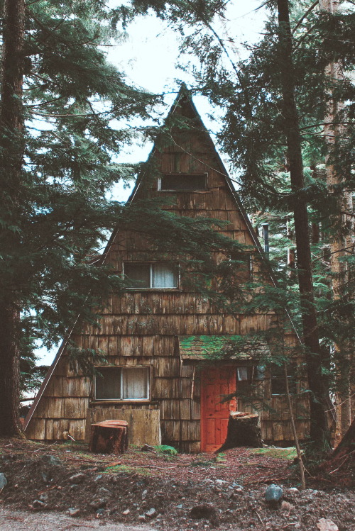 salboissettphoto:‘’Secluded in the mountains” Would you stay here for a while