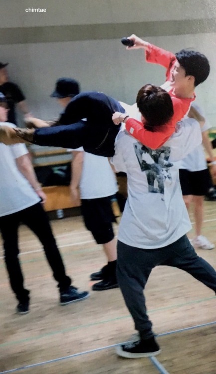 even in rehearsals jimin still looks so happy when jungkook lifts him LOOK AT THAT SMILE,,,,, i’m wE