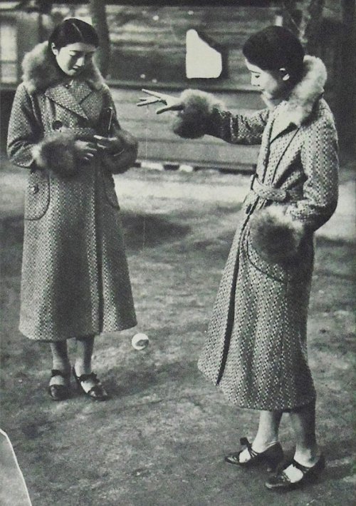 ヨーヨーで遊ぶ女性Ladies playing with a yo-yo1933