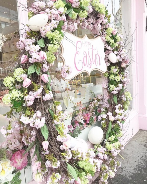 Another pic of @peggyporschenofficial Chelsea because their Easter wreath is so pretty! . Hope you’r