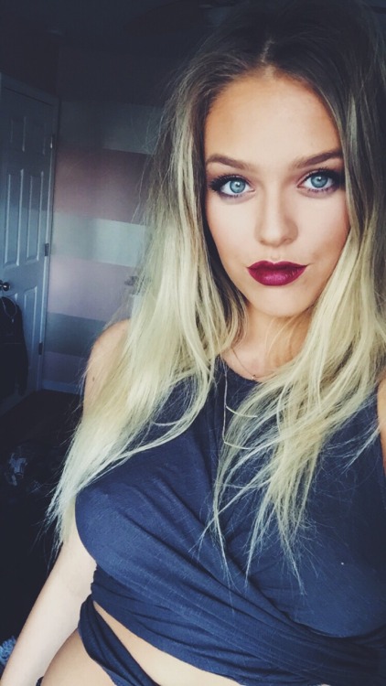 brazenbarbie:  And everybody’s watching her  but she’s looking at youu. 🎶