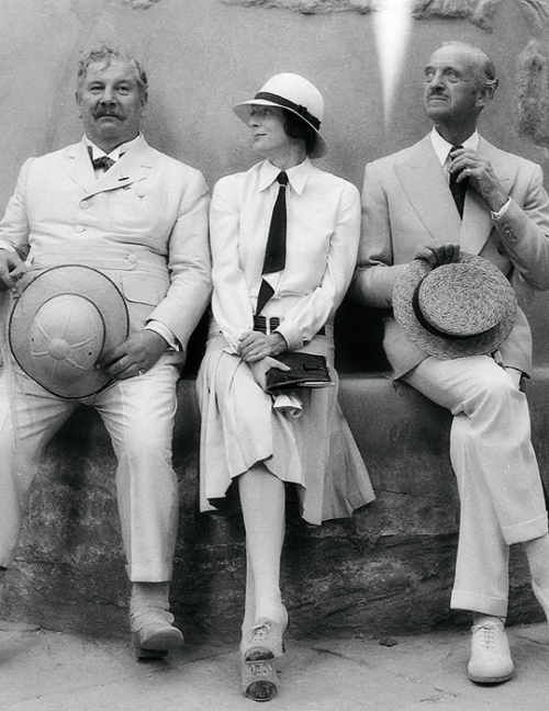 dropsfal: dontbesodroopy: Peter Ustinov, Maggie Smith, and David Niven, photographed on the set of D
