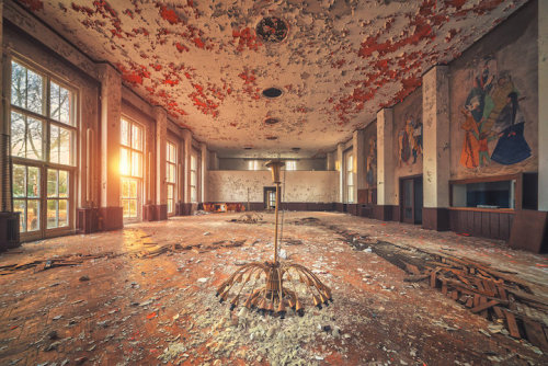 mymodernmet:Fascinating Photos Highlight the Forgotten Beauty of Abandoned Buildings