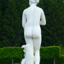 #Peterhof. #Moments &amp; #portraits 28/37  #beauty #Beautiful #sculpture #art #artmonuments #monuments #monument #ass #white #green #colors #colours #wow #walk #park #travel #spb #Russia #woman