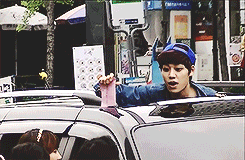 :  yijung interacting with the fans through the sunroof of the car~ 