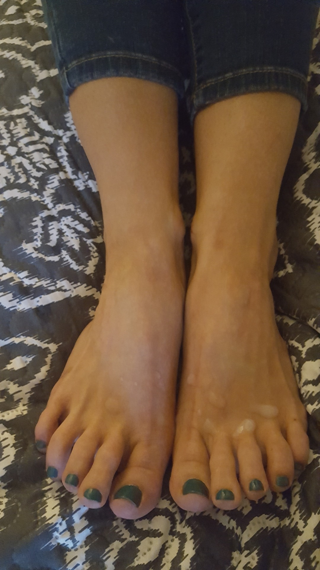 myprettywifesfeet:  My pretty wife asked me to paint her sexy feet.please comment
