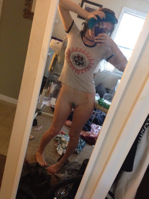 newballoons:  barefoot-bluejay just died her pubes and I think they look magnificent! Thanks for sharing!  Submit to askinforskin through tumblr or kik: fanciestballoon 18+ please