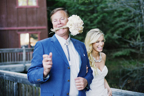 This is how Dad helps carry the bouquet. Click here for more sweet father-daughter moments! 