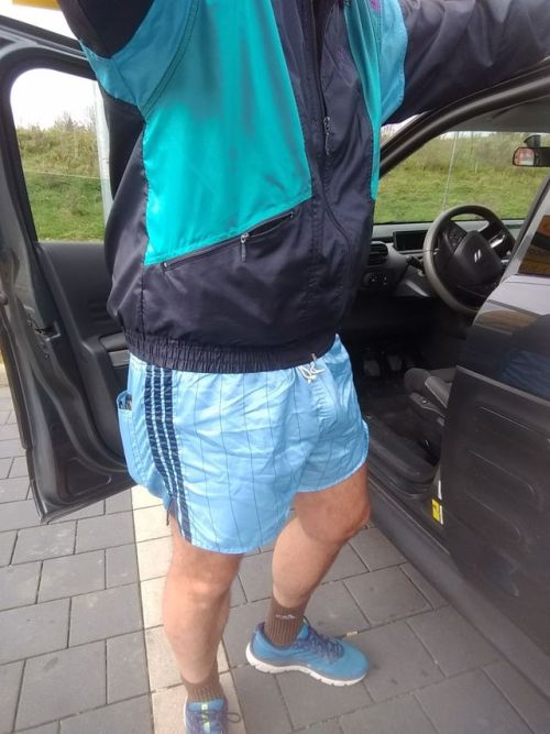 nylonshortsen: Glanzadidas in light blue Adidas shorts!