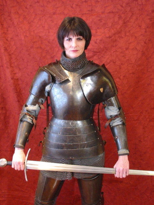 armthearmour: babesinarmor: Jeff Wasson’s self-proclaimed wife in plate armor made from 1050 h