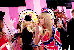 thatsickbeat:Taylor Swift at the Victoria’s Secret Fashion Show {x}