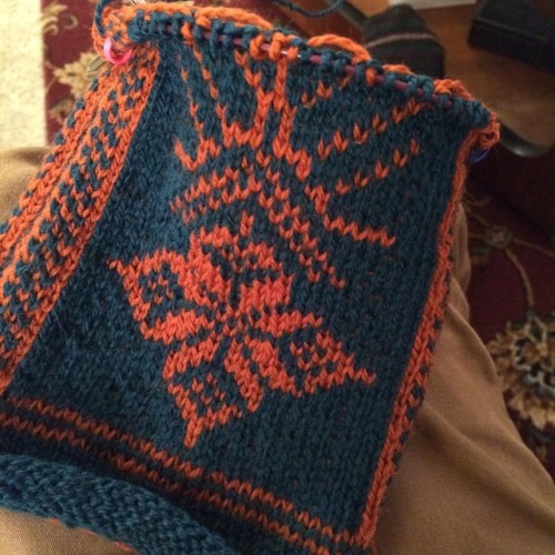 Im racing the dropping temperatures to finish this scarf but I like how it’s turning out!#kn