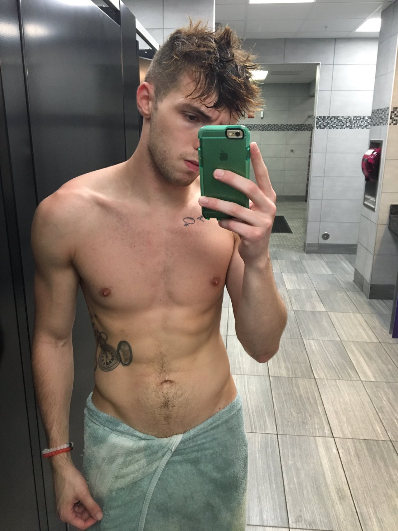 alanpalmsprings:  sprinkledpeen: This cute horny fucker  🌴If you like what you
