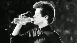 yayhaz:  @Harry_Styles: Girl you’ve been hitting that treadmill like a freak.