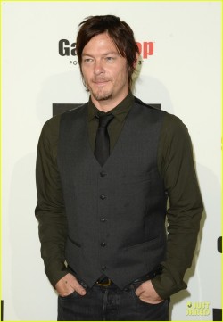 ilovereedus:  SEXY NORM!:)) 