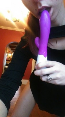 laceprincessa:  I just love to play with my pussy for hours and hours edging until I’m leaking cum down to the handles of my toys  Mmmmmm yum