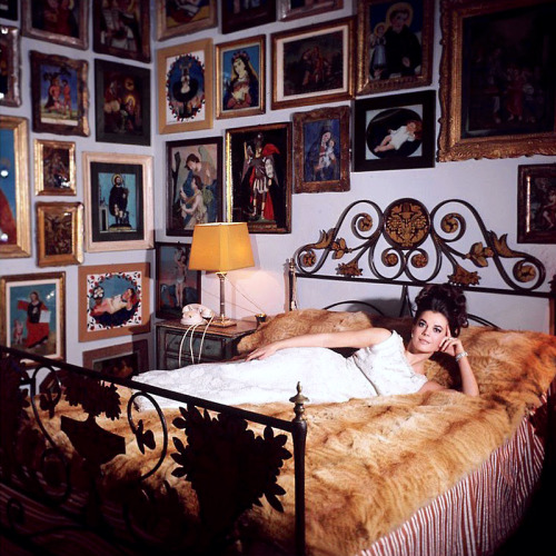 Natalie Wood / photographed by Angelo Frontoni, Beverly Hills, 1965.