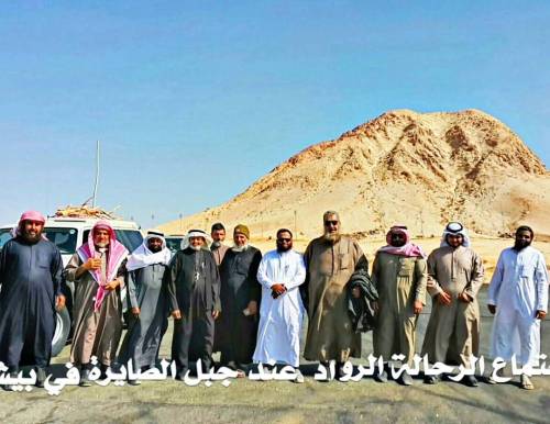 تقارير وصور رحال الخبر مجموعة من الرحالة الرواد في بيشة وخلفهم جبل