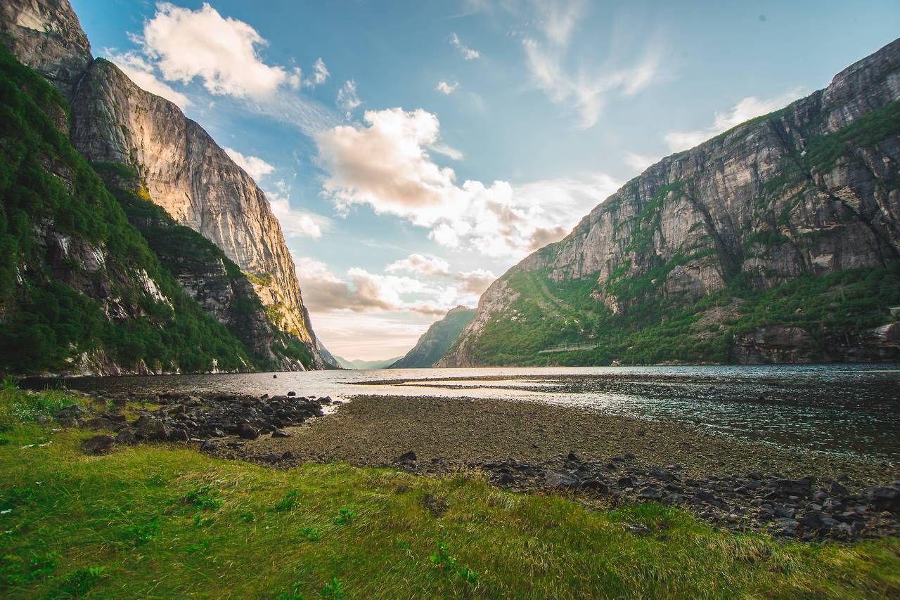 Looking down Lysefjorden from Lysebotn in Norway [OC] [5943x3967] via /r/EarthPorn http://ift.tt/2uxvJR2