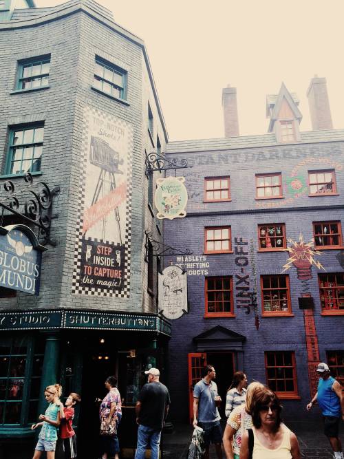 mamamaysa:  peter-pan-mentality:  mamamaysa:  diagon alley pt. 2  i can’t believe i have to wa