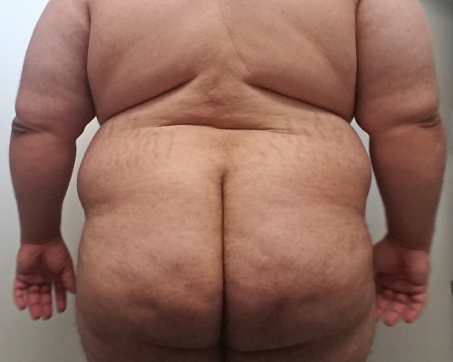 sumo140: skittledittledot: Serving up cellulite, folds, and blubber for #FatFuckFriday hmm