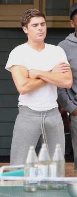 hotmenofhollywood:  Thank god for sweatpants! Zac Efron shows us his nice bulge!
