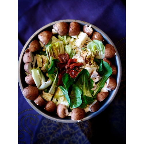 BuddhaBowl with roasted and raw veggies/pak choi, sweet cabbage, pepper, garlic, mushroom, quinoa, m
