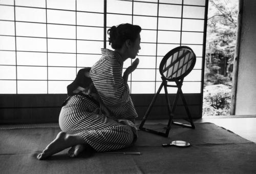 taishou-kun:  Werner Bischof (1916-1954) Tokyo’s beauty, Japan - 1951 Source : Magnum photos 
