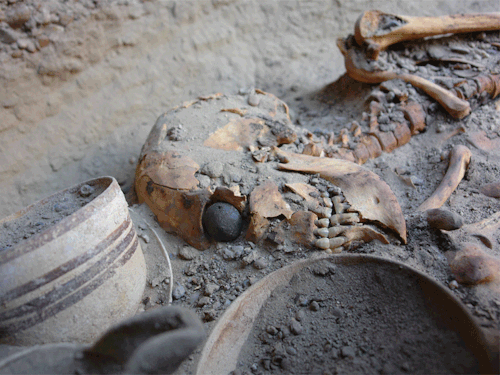 historyisntboring: Archeologists in Shahr-e Sūkhté (شهرِ سوخته‎‎, “Burnt City&r