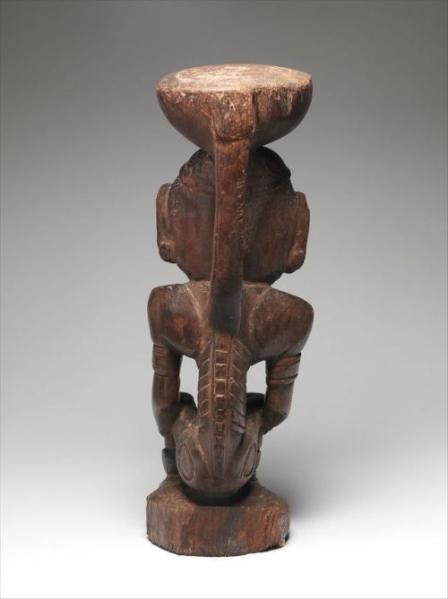 Wooden Taíno zemí (c. 1000, probably from the Dominican Republic). It is 68.5cm tall, 21.9cm wide, a