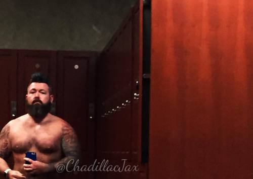 chadillacjax:  Untitled. #musclebear #gaymuscle #single #tatted #tattoo #beardlife #beardedgay #beardedmuscle #gymlife #gains #gay  (at LA Fitness West Chester - Dudley Drive)